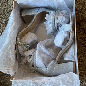 jewel badgley mischka silver sparkle high heels